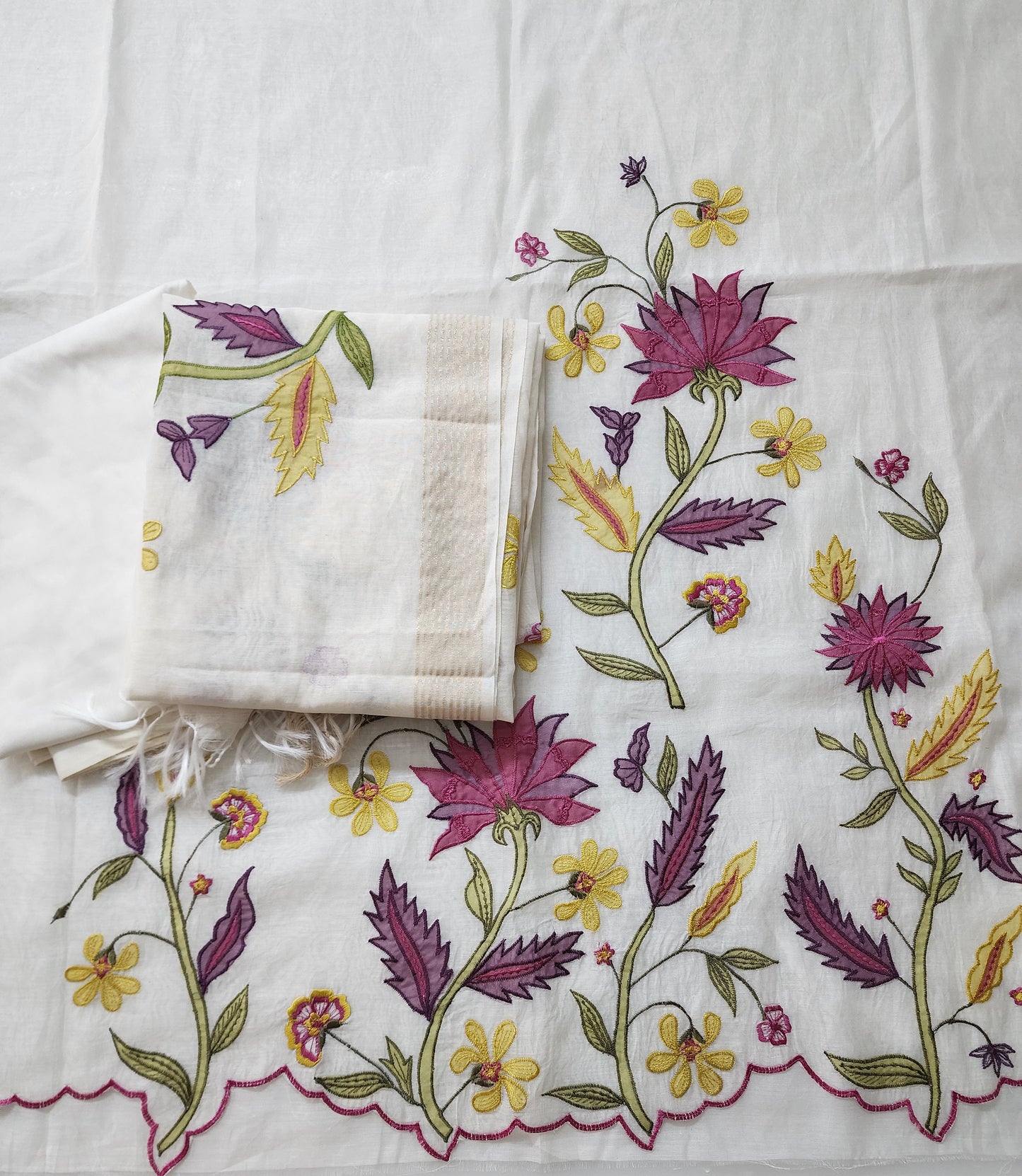 Off White Pure Mul Cotton Kurta Set with Dupatta Featuring Elegant Floral Applique Work